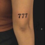 tatuaż 777|tatuaż 777 u mężczyzny|777 na brzuchu|tautaż 777 na brzuchu