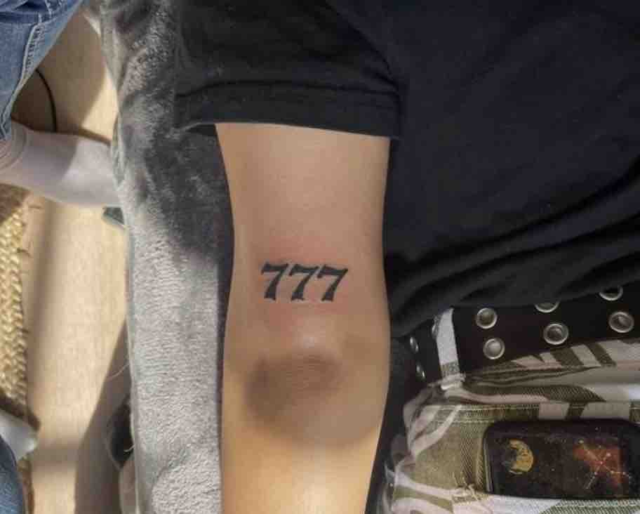 tatuaż 777 u mężczyzny